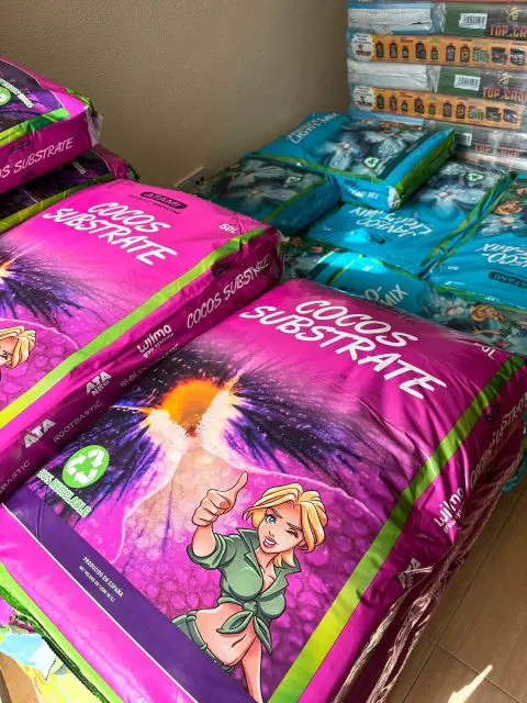 🌿 ¿No sabes la diferencia entre coco o sustrato y no sabes que elegir?
Te ayudamos desde #Liligrow y te dejamos el ejemplo con ambos de @atami.espana 👇
🥥 El sustrato de coco es súper aireado y drena de lujo 💧. Ideal si te gusta tener el control total y añadir tú los nutrientes desde el principio 💪.
🌱 El Janeco Light Mix de Atami ya viene con alimento para las primeras semanas 🌼. Perfecto si estás empezando o prefieres algo más práctico: abrir, plantar y a crecer ✨.
💜 Encuéntralos en Liligrow, tu grow de confianza en Novelda y en nuestra página web donde tienes envío gratis a partir de 39€ y regalo a elegir🌈
#Liligrow #GrowShopNovelda #SustratosAtami #JanecoLightMix #CocoSustrato #AtamiSpain #GrowNovelda #SustratosDeCalidad #CultivoFeliz #GrowAlicante #LiligrowNovelda #TiendasNovelda #AutocultivoResponsable #NoveldaNatural